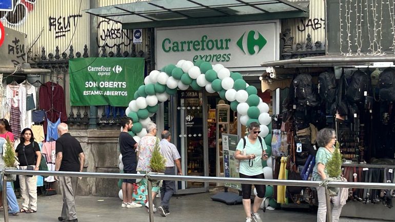L'entrada de la boriga Carrefour Express pel carrer de la Creu Coberta el dia de la inauguració (26 de juny de 2024) | Foto: Ràdio Hostafrancs