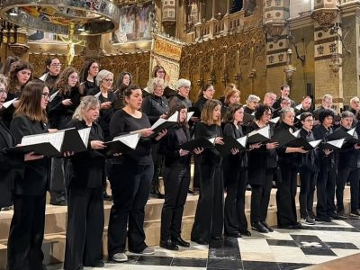 L'Orfeó Atlàntida va cantar a la basílica de Montserrat el 22 de març de 2026, en una de les activitats programades pel centenari de l'entitat | Foto: Orfeó Atlàntida