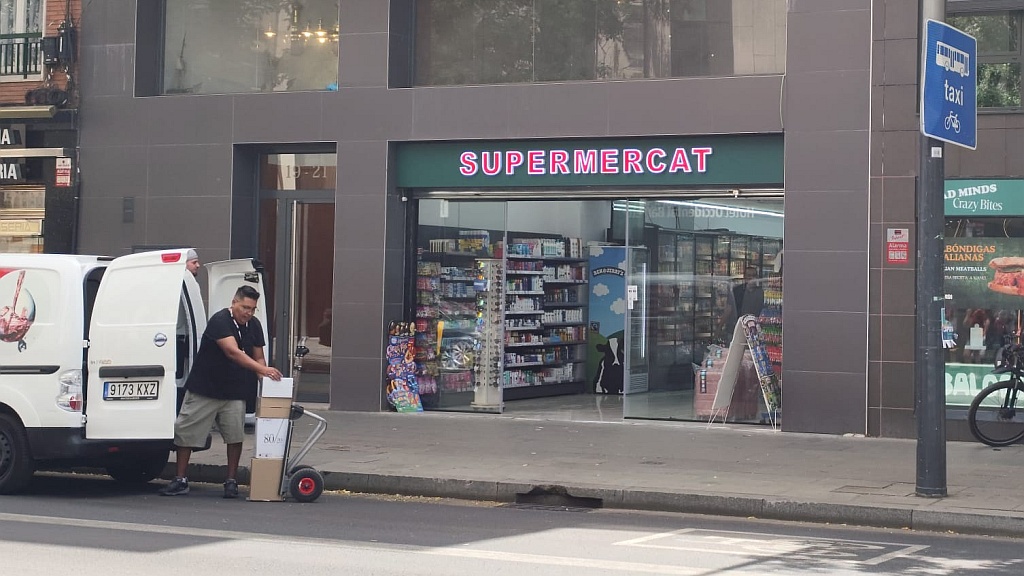 El supermercat sense llicència de Creu Coberta, 19 obre i desafia l’Ajuntament